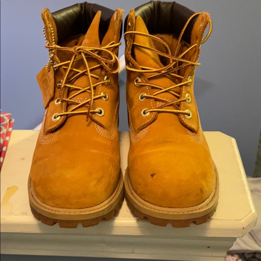 Girl boot size 6 barely worn.. 2 Months old